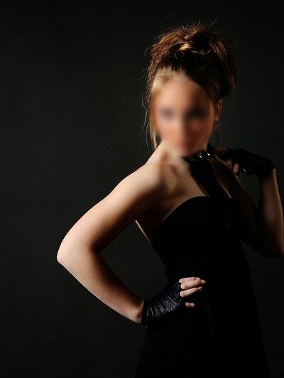 מינה – הבחורה הכי נשית מבקרת את חיפה